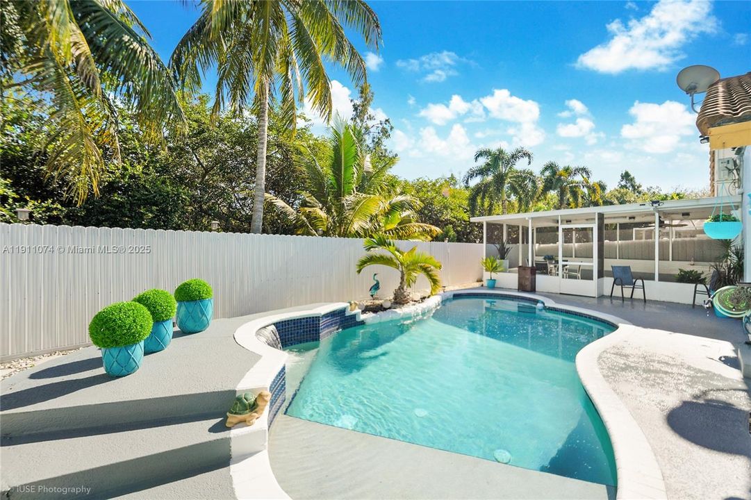 待售: $699,000 (5 贝兹, 3 浴室, 1663 平方英尺)