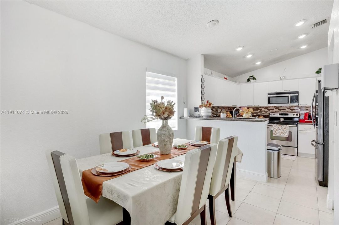 待售: $699,000 (5 贝兹, 3 浴室, 1663 平方英尺)