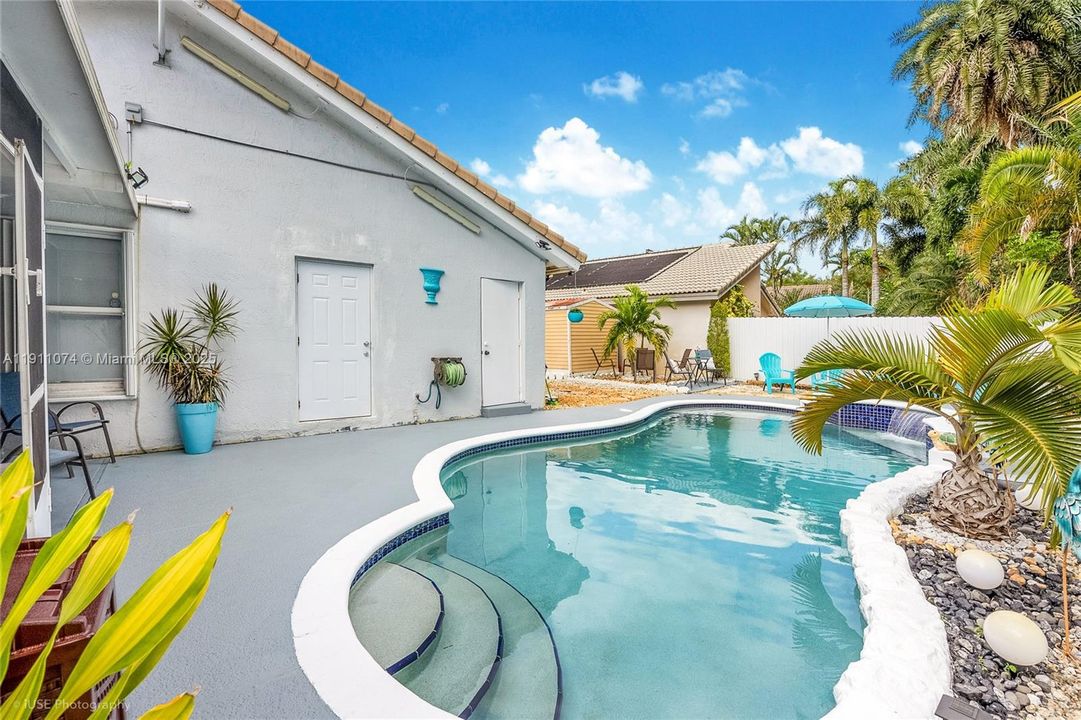 待售: $699,000 (5 贝兹, 3 浴室, 1663 平方英尺)