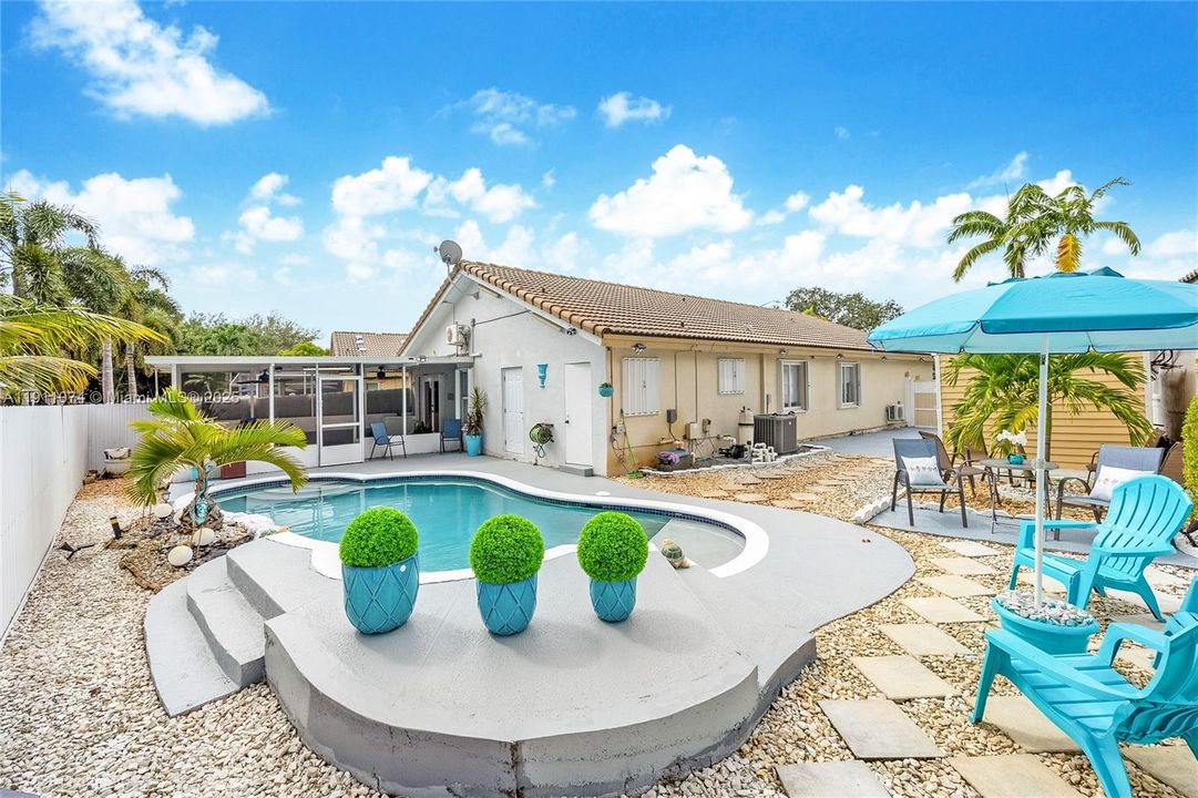 待售: $699,000 (5 贝兹, 3 浴室, 1663 平方英尺)