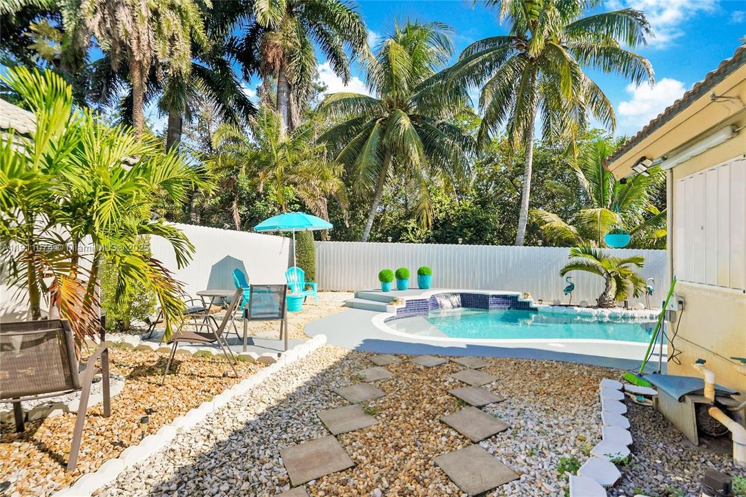 待售: $699,000 (5 贝兹, 3 浴室, 1663 平方英尺)