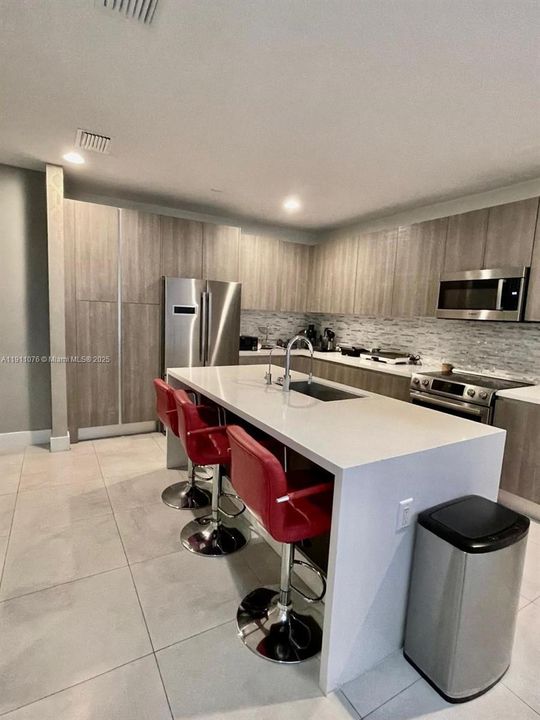 For Rent: $6,900 (5 beds, 4 baths, 3150 Square Feet)