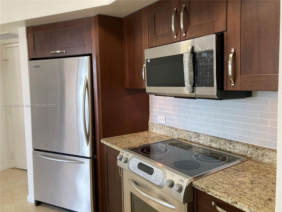 For Sale: $336,300 (1 beds, 1 baths, 900 Square Feet)