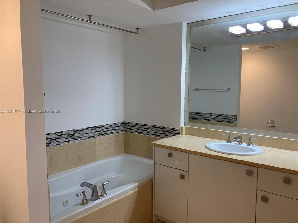 For Sale: $336,300 (1 beds, 1 baths, 900 Square Feet)