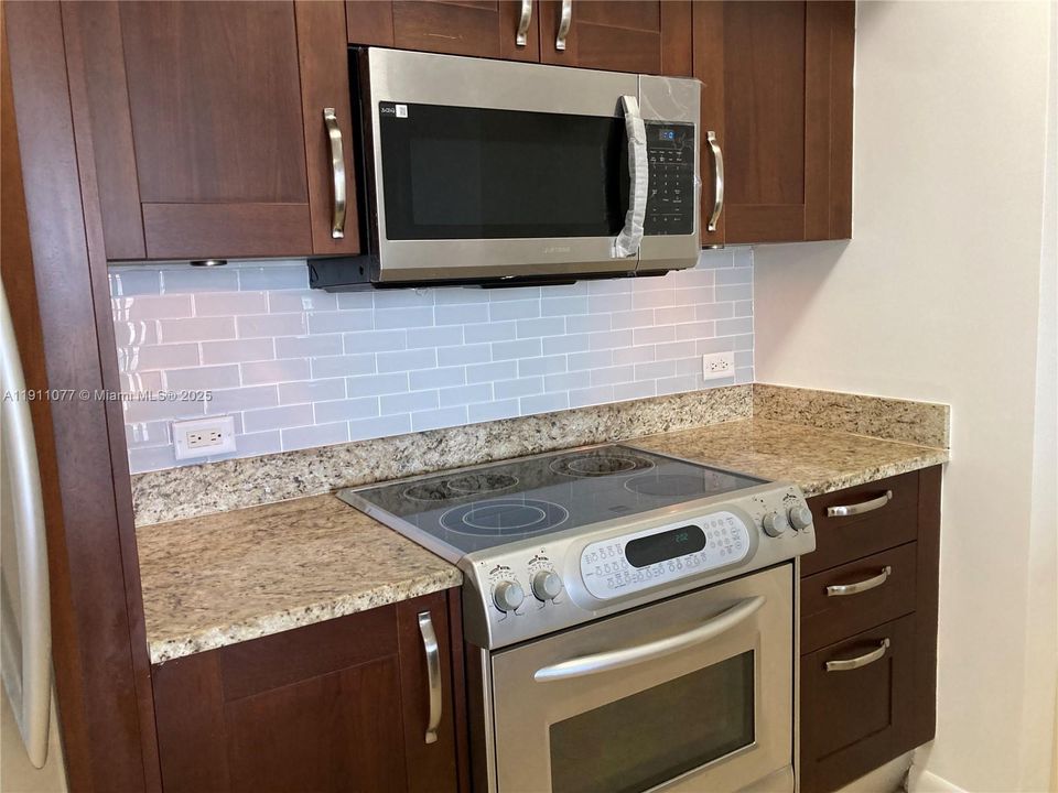 For Sale: $336,300 (1 beds, 1 baths, 900 Square Feet)