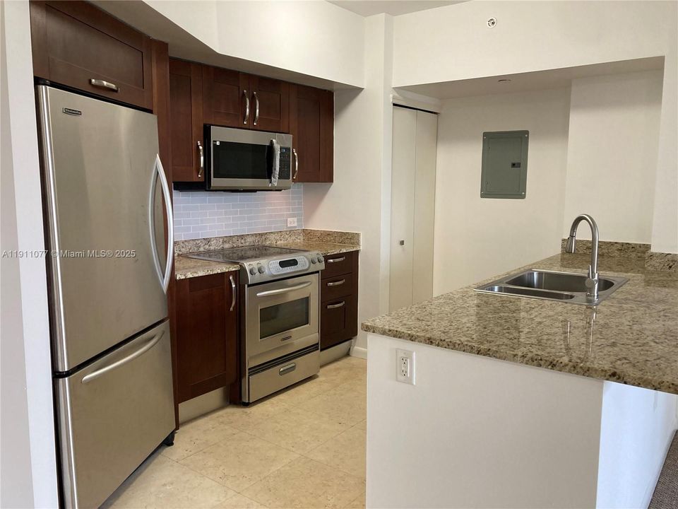 For Sale: $336,300 (1 beds, 1 baths, 900 Square Feet)
