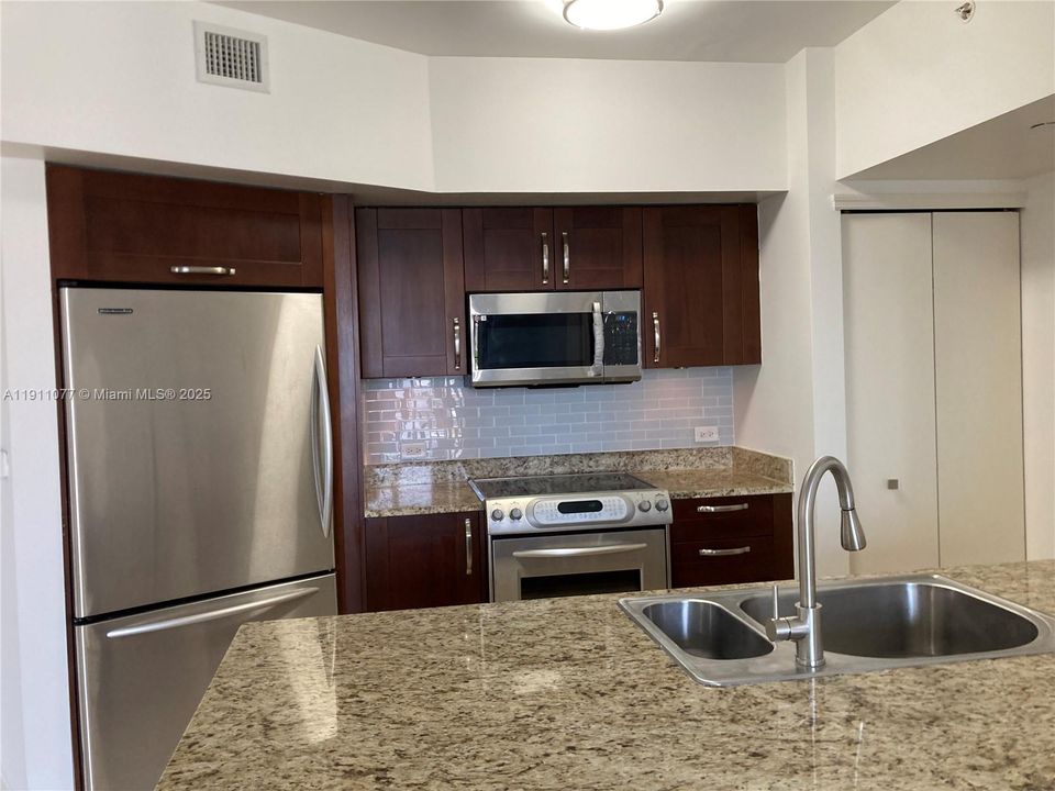 For Sale: $336,300 (1 beds, 1 baths, 900 Square Feet)