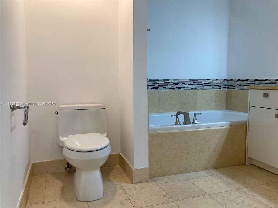 For Sale: $336,300 (1 beds, 1 baths, 900 Square Feet)