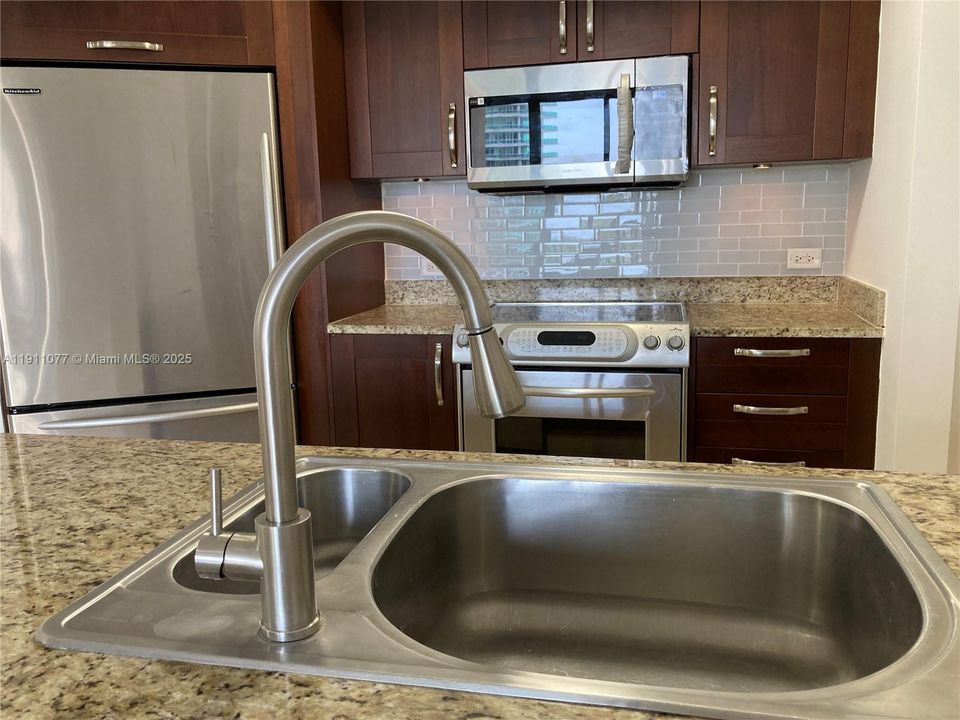 For Sale: $336,300 (1 beds, 1 baths, 900 Square Feet)