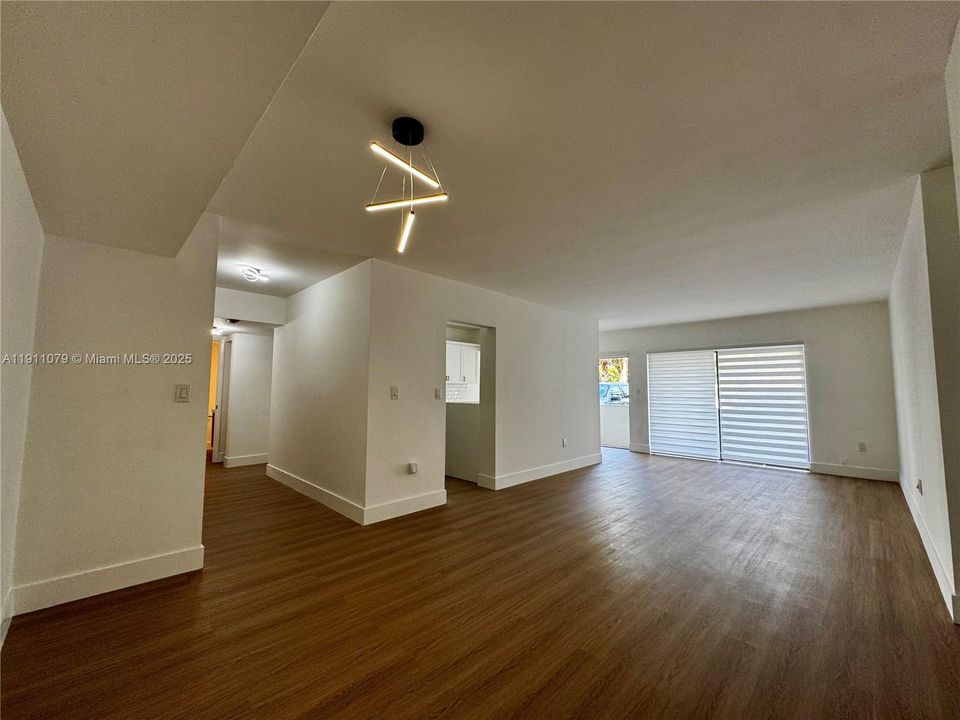 Active With Contract: $310,000 (2 beds, 2 baths, 1170 Square Feet)