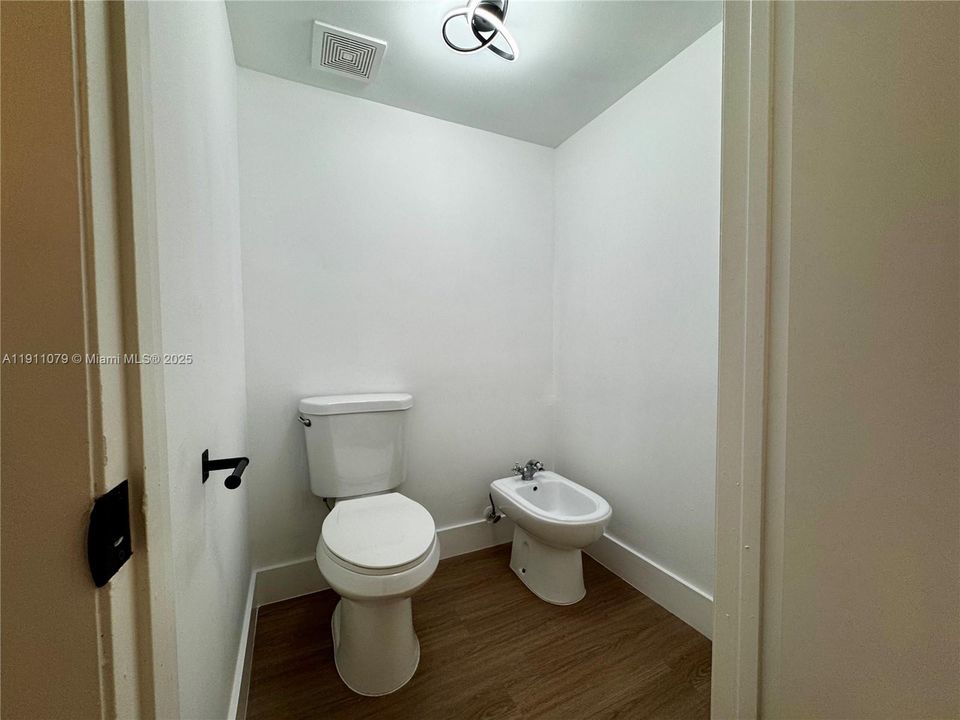 Active With Contract: $310,000 (2 beds, 2 baths, 1170 Square Feet)