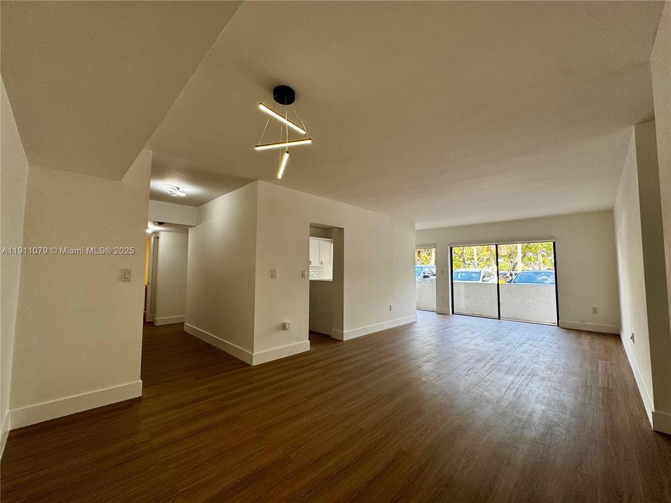 Active With Contract: $310,000 (2 beds, 2 baths, 1170 Square Feet)