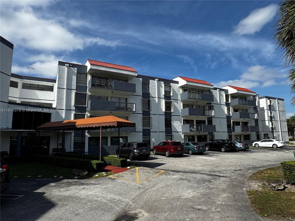 Active With Contract: $310,000 (2 beds, 2 baths, 1170 Square Feet)