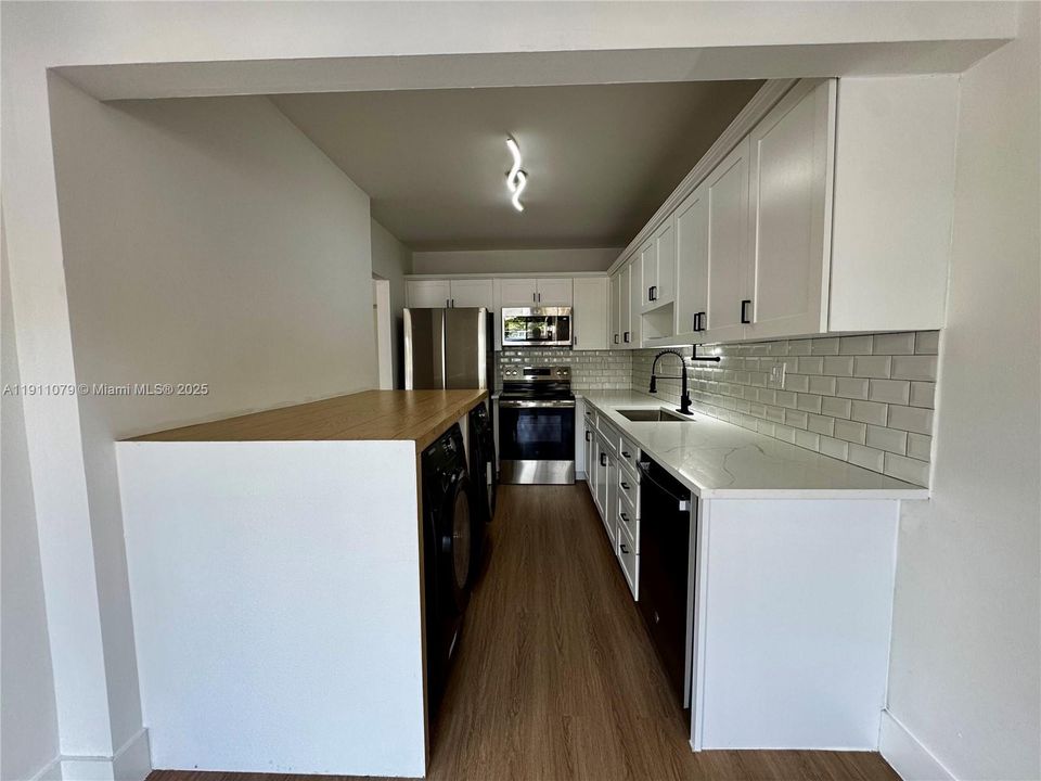 Active With Contract: $310,000 (2 beds, 2 baths, 1170 Square Feet)