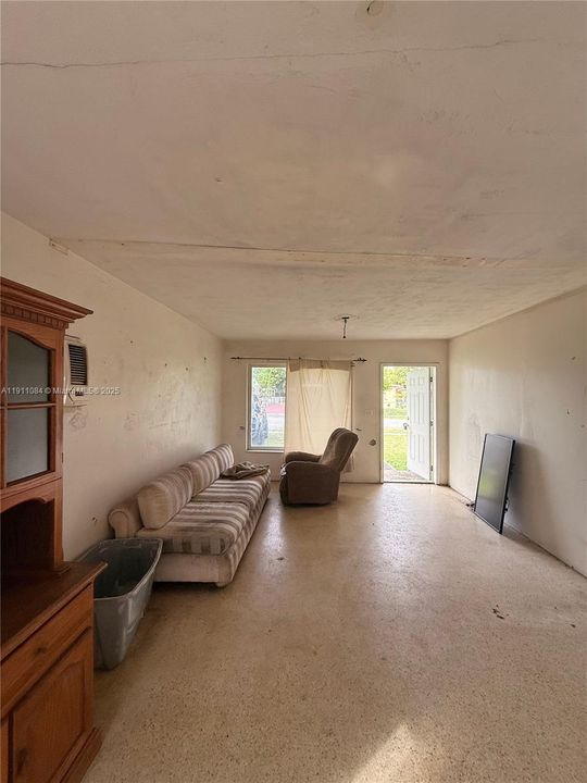 合同活跃: $349,900 (3 贝兹, 1 浴室, 1000 平方英尺)