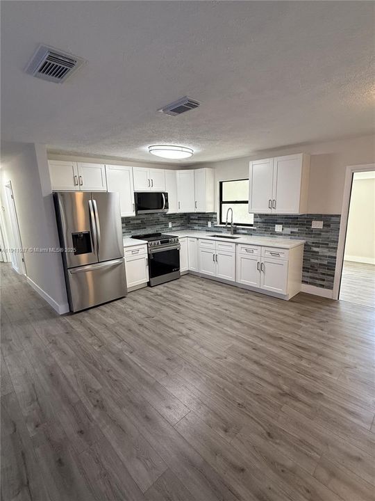 Active With Contract: $389,000 (3 beds, 3 baths, 1512 Square Feet)