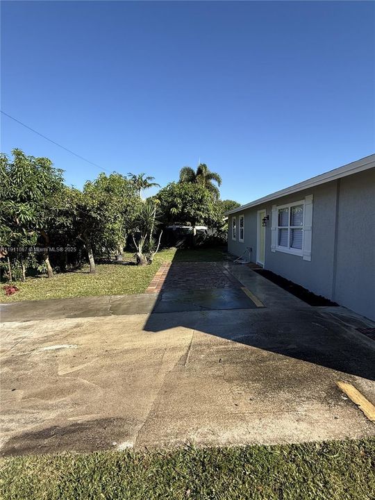 Active With Contract: $389,000 (3 beds, 3 baths, 1512 Square Feet)