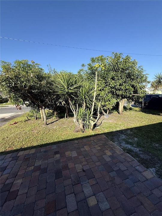 Active With Contract: $389,000 (3 beds, 3 baths, 1512 Square Feet)