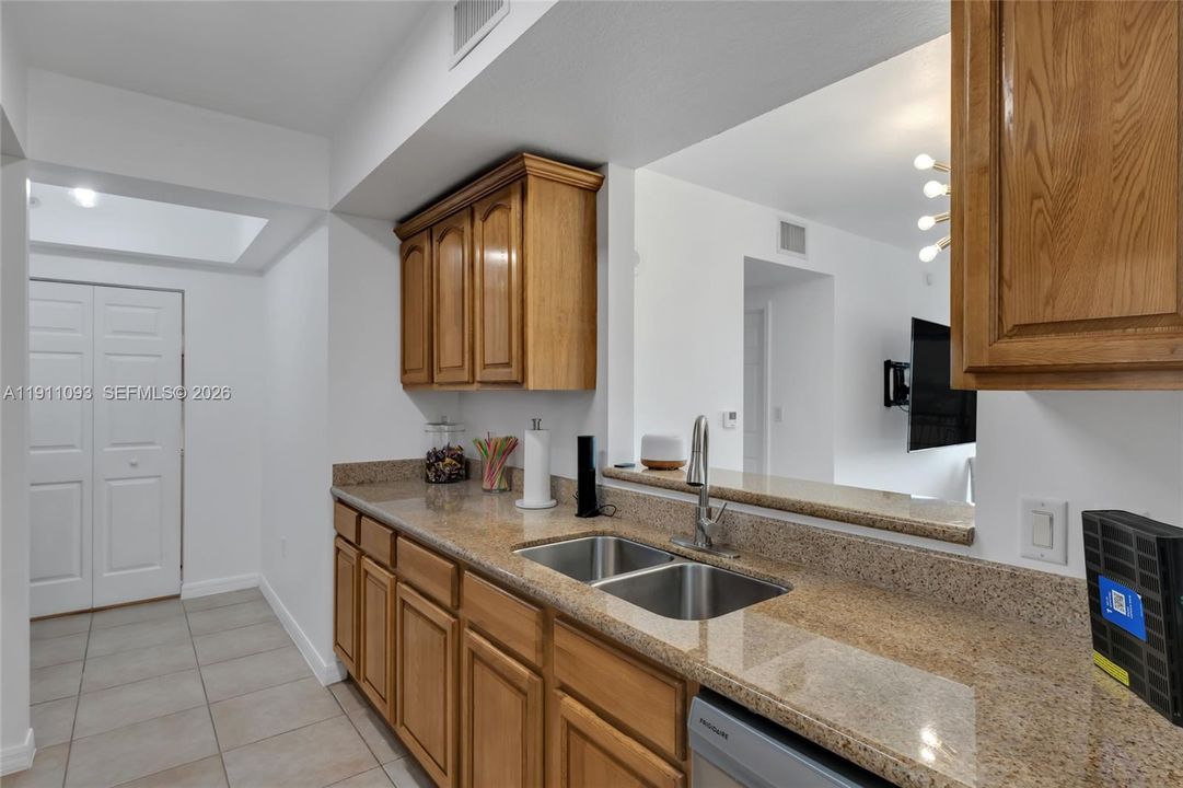 For Sale: $329,900 (1 beds, 1 baths, 742 Square Feet)