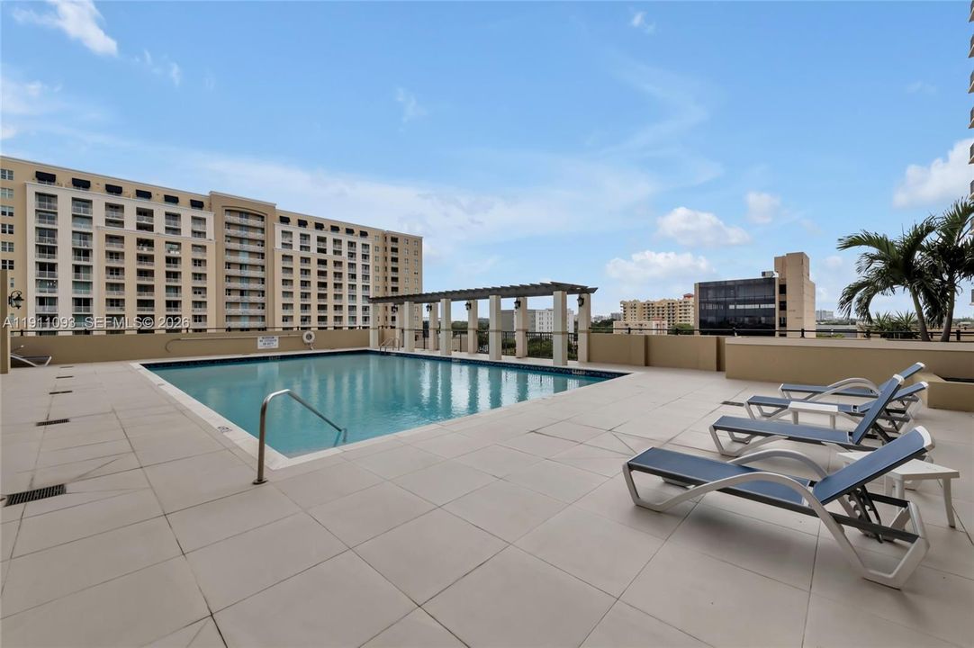 For Sale: $329,900 (1 beds, 1 baths, 742 Square Feet)