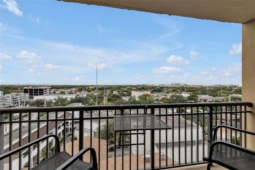 For Sale: $329,900 (1 beds, 1 baths, 742 Square Feet)