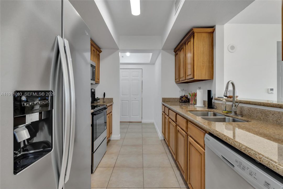 For Sale: $329,900 (1 beds, 1 baths, 742 Square Feet)