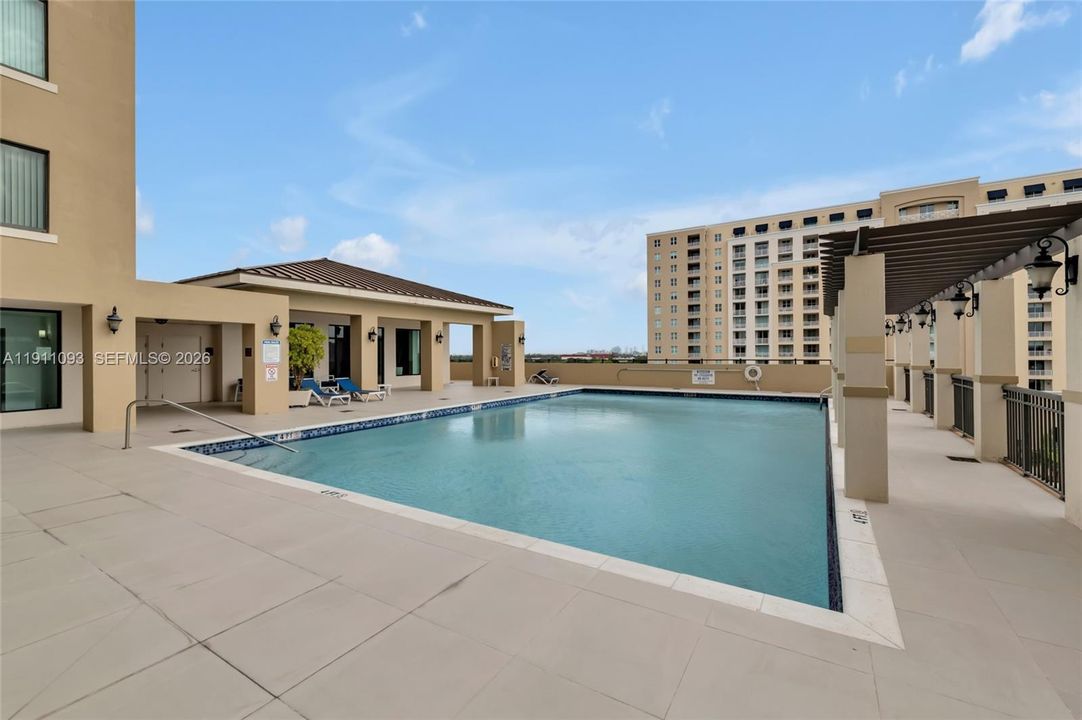 For Sale: $329,900 (1 beds, 1 baths, 742 Square Feet)