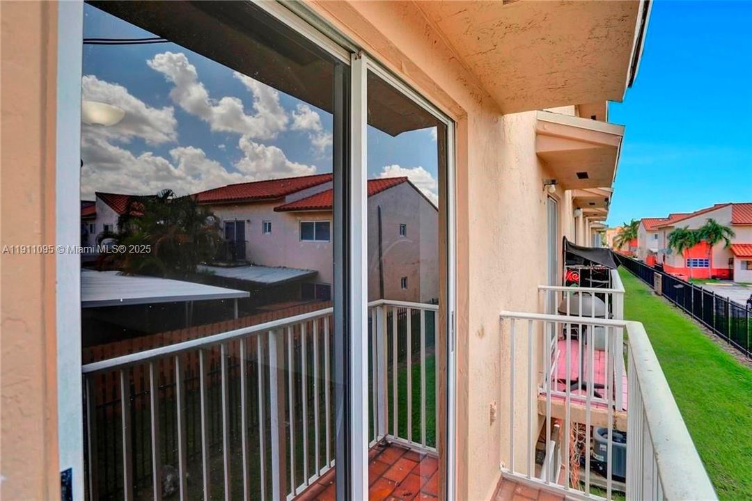 For Rent: $2,150 (2 beds, 1 baths, 971 Square Feet)