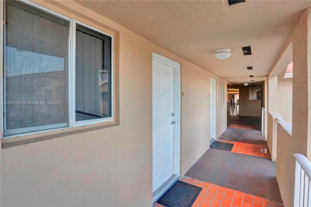 For Rent: $2,150 (2 beds, 1 baths, 971 Square Feet)