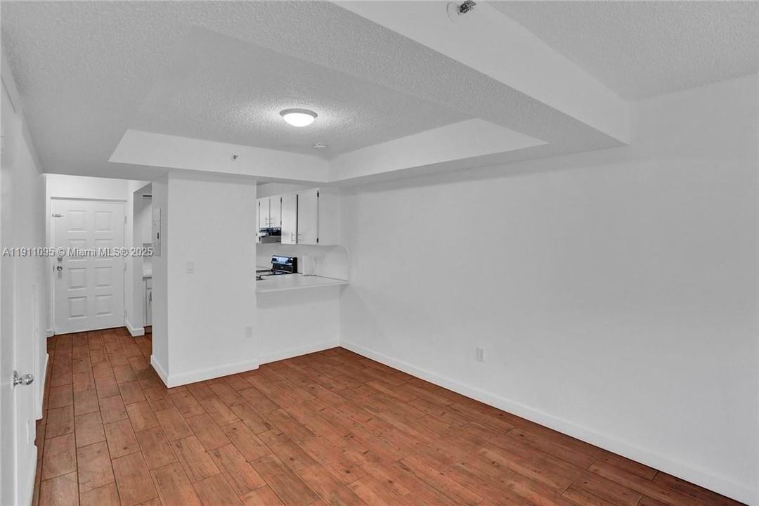 For Rent: $2,150 (2 beds, 1 baths, 971 Square Feet)