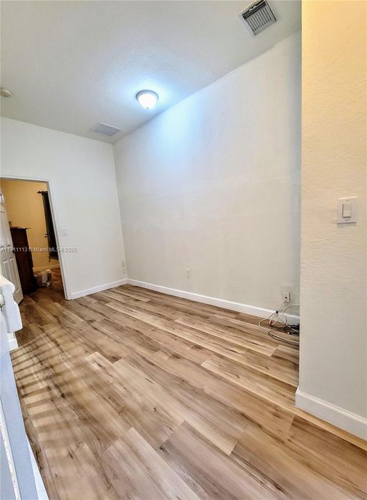 Active With Contract: $3,200 (3 beds, 2 baths, 1900 Square Feet)