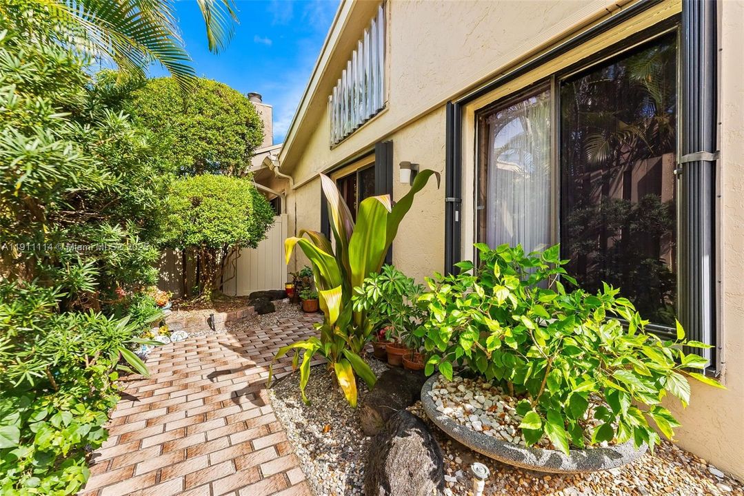 For Sale: $620,000 (2 beds, 2 baths, 1627 Square Feet)