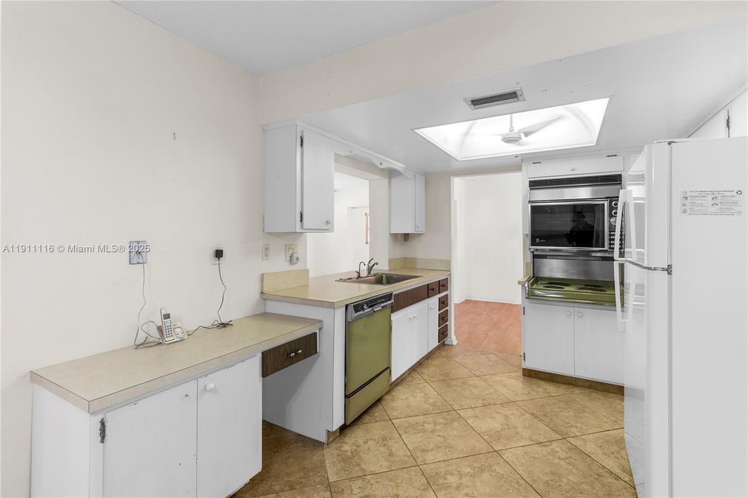 Active With Contract: $375,000 (2 beds, 2 baths, 1700 Square Feet)