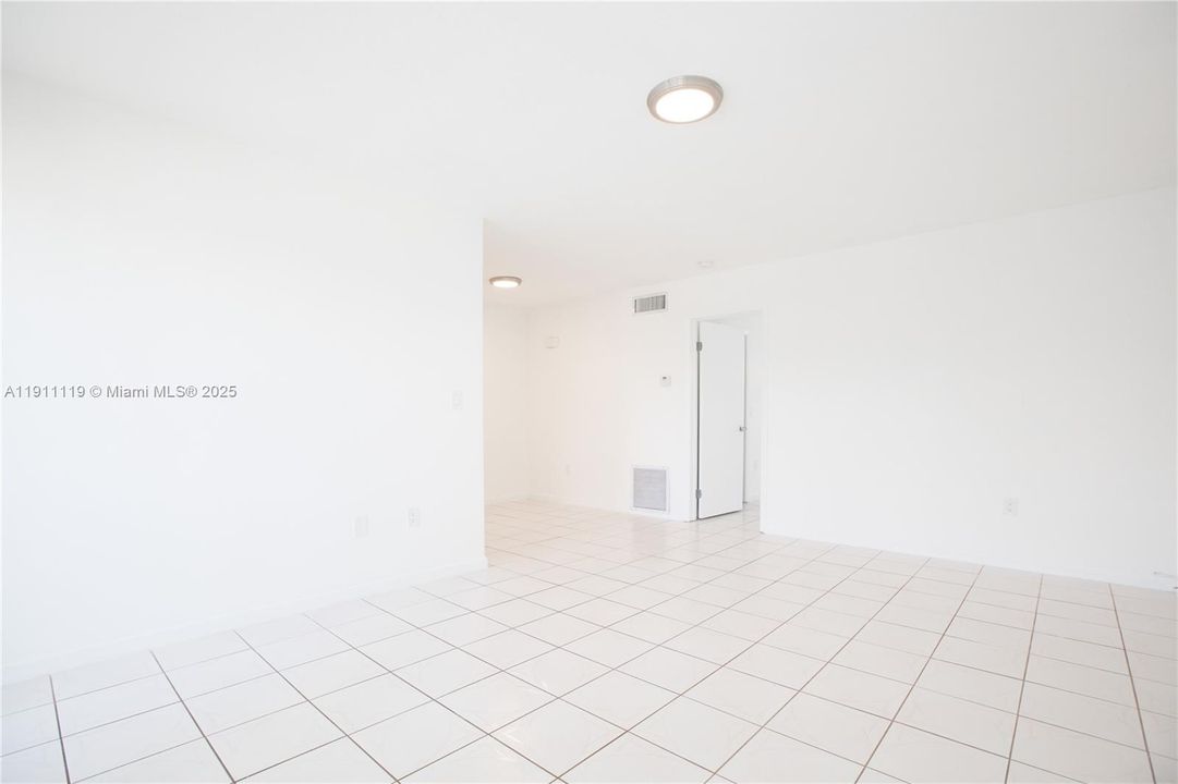 For Rent: $1,800 (1 beds, 1 baths, 691 Square Feet)