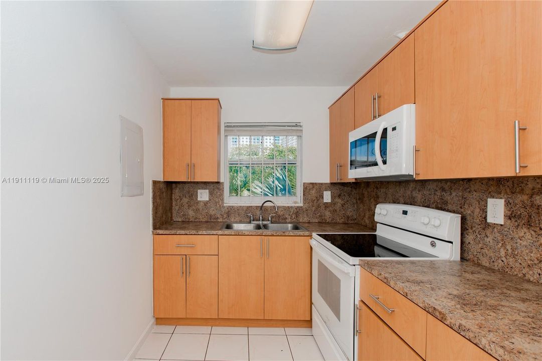 For Rent: $1,800 (1 beds, 1 baths, 691 Square Feet)