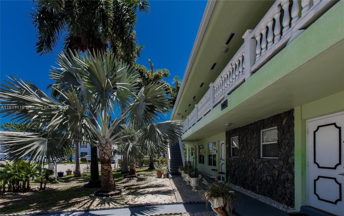 For Rent: $1,800 (1 beds, 1 baths, 691 Square Feet)