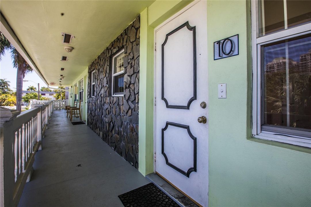 For Rent: $1,800 (1 beds, 1 baths, 691 Square Feet)