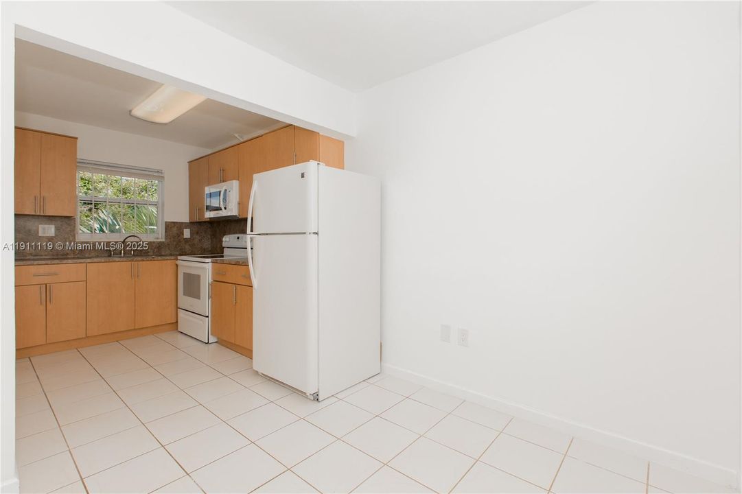 For Rent: $1,800 (1 beds, 1 baths, 691 Square Feet)