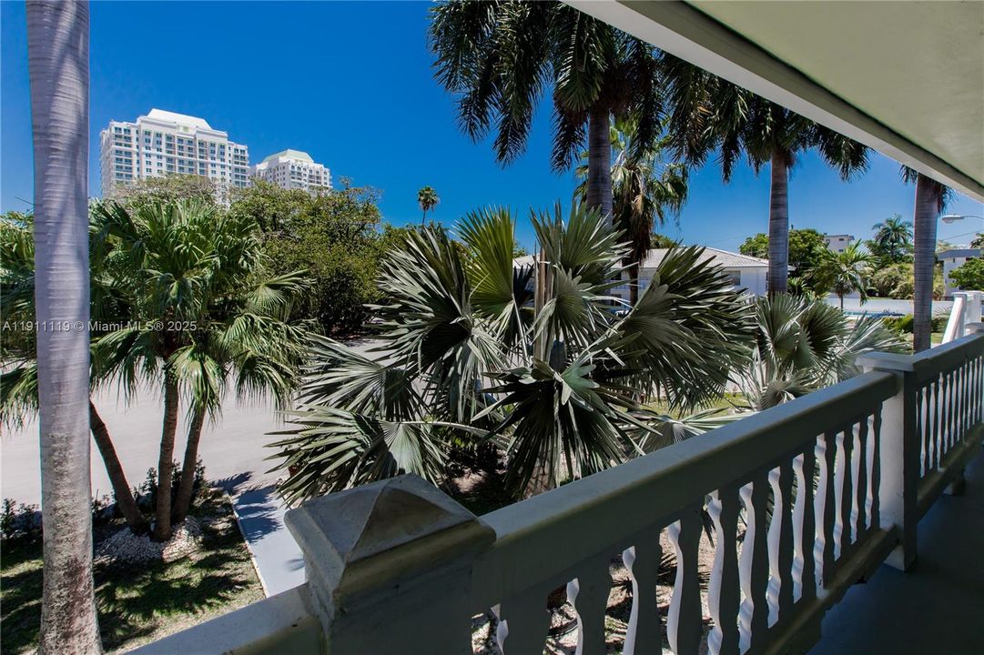 For Rent: $1,800 (1 beds, 1 baths, 691 Square Feet)