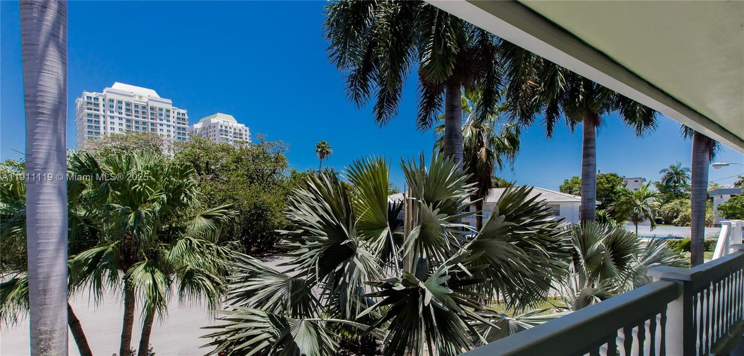 For Rent: $1,800 (1 beds, 1 baths, 691 Square Feet)