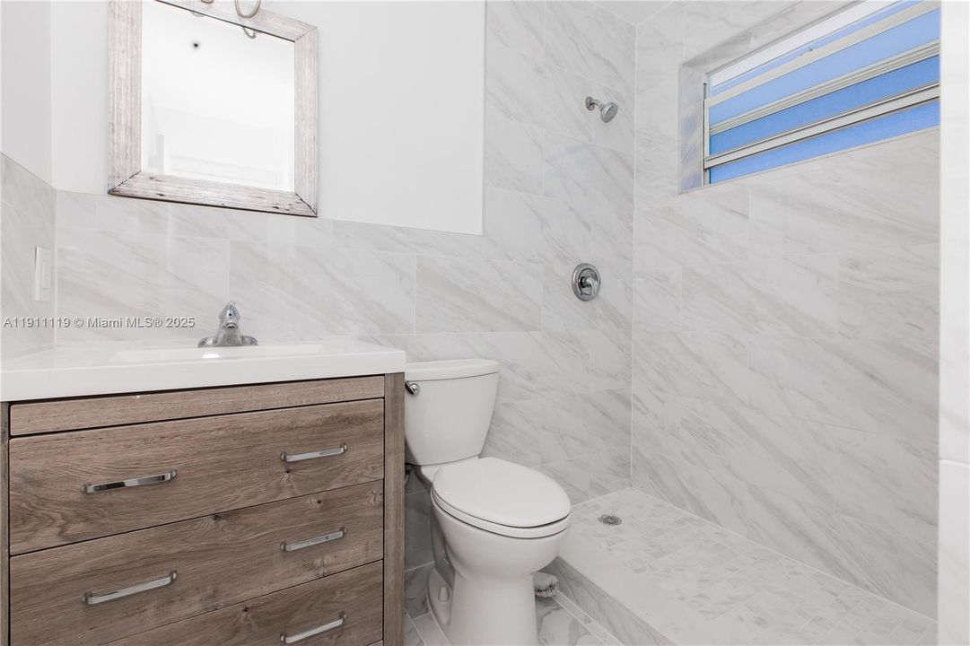 For Rent: $1,800 (1 beds, 1 baths, 691 Square Feet)