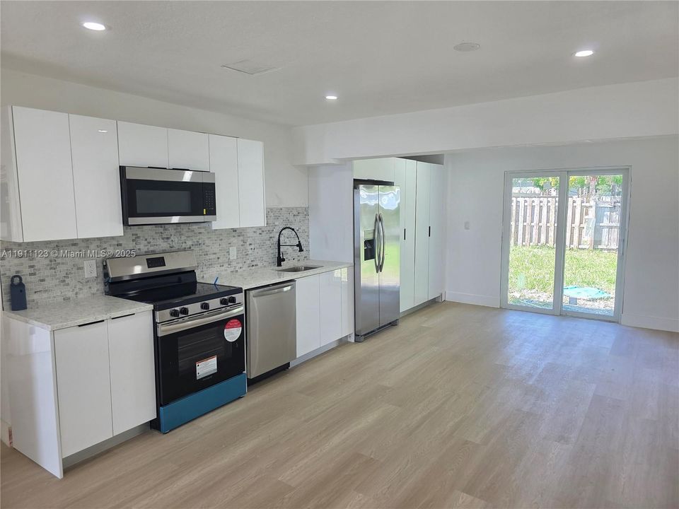 На продажу: $349,999 (3 спален, 2 ванн, 972 Квадратных фут)