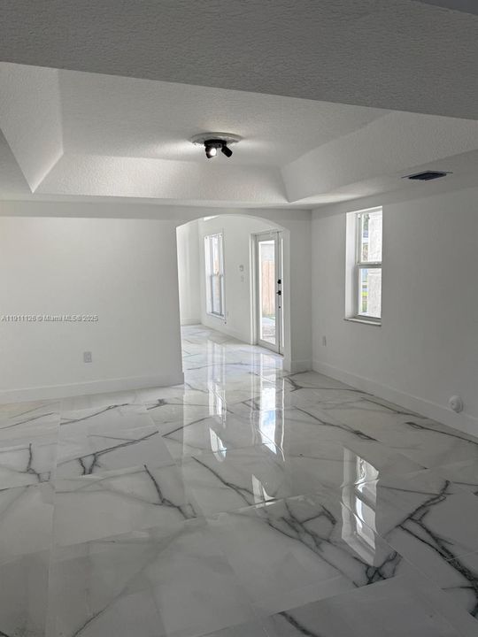 出租: $5,000 (5 贝兹, 3 浴室, 2744 平方英尺)