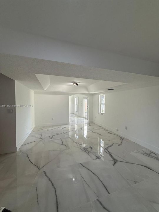 出租: $5,000 (5 贝兹, 3 浴室, 2744 平方英尺)