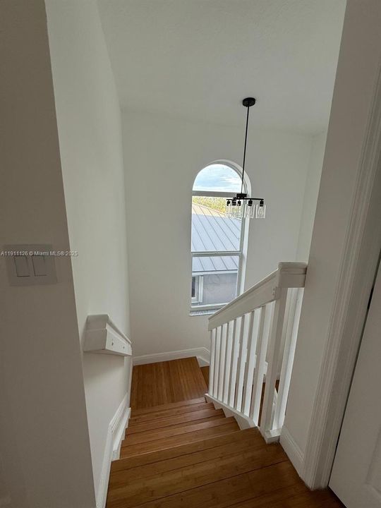 出租: $5,000 (5 贝兹, 3 浴室, 2744 平方英尺)