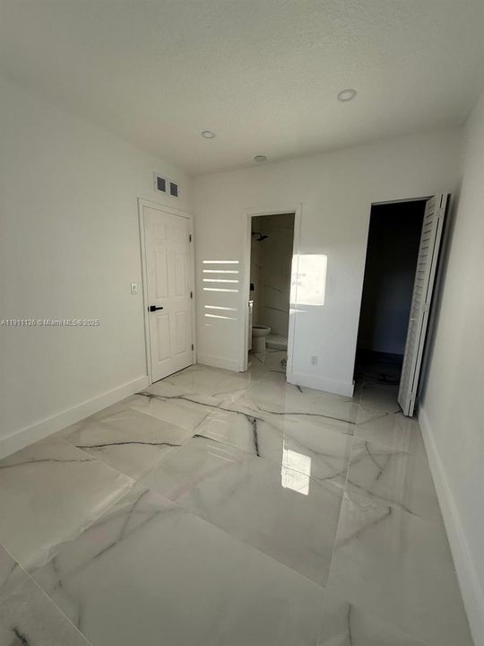 出租: $5,000 (5 贝兹, 3 浴室, 2744 平方英尺)