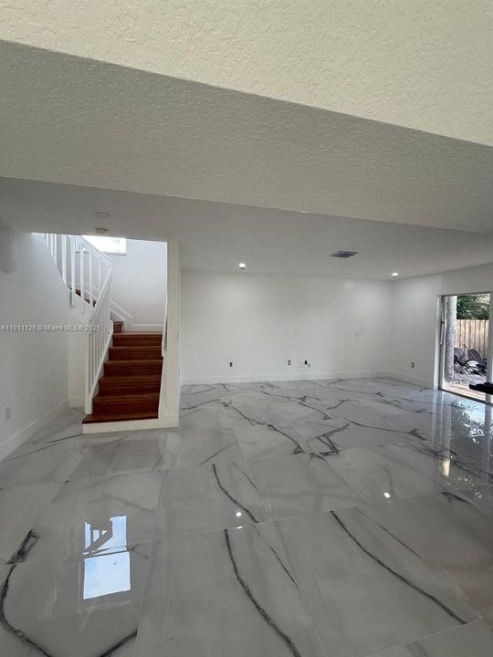 出租: $5,000 (5 贝兹, 3 浴室, 2744 平方英尺)