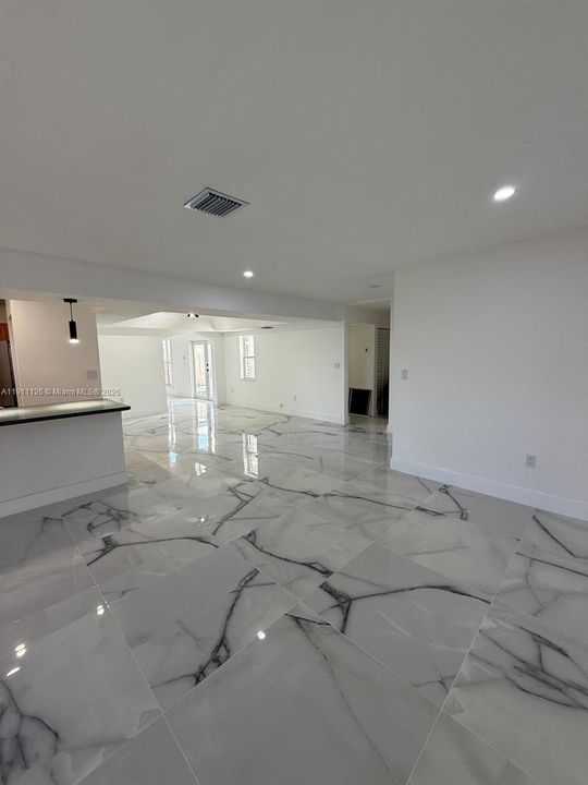 出租: $5,000 (5 贝兹, 3 浴室, 2744 平方英尺)