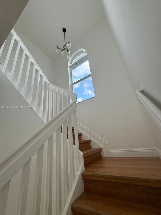 出租: $5,000 (5 贝兹, 3 浴室, 2744 平方英尺)