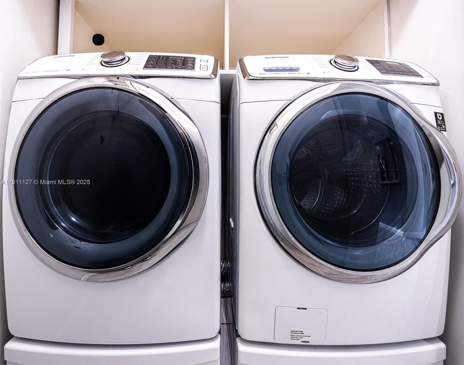 Active With Contract: $435,000 (3 beds, 2 baths, 1462 Square Feet)